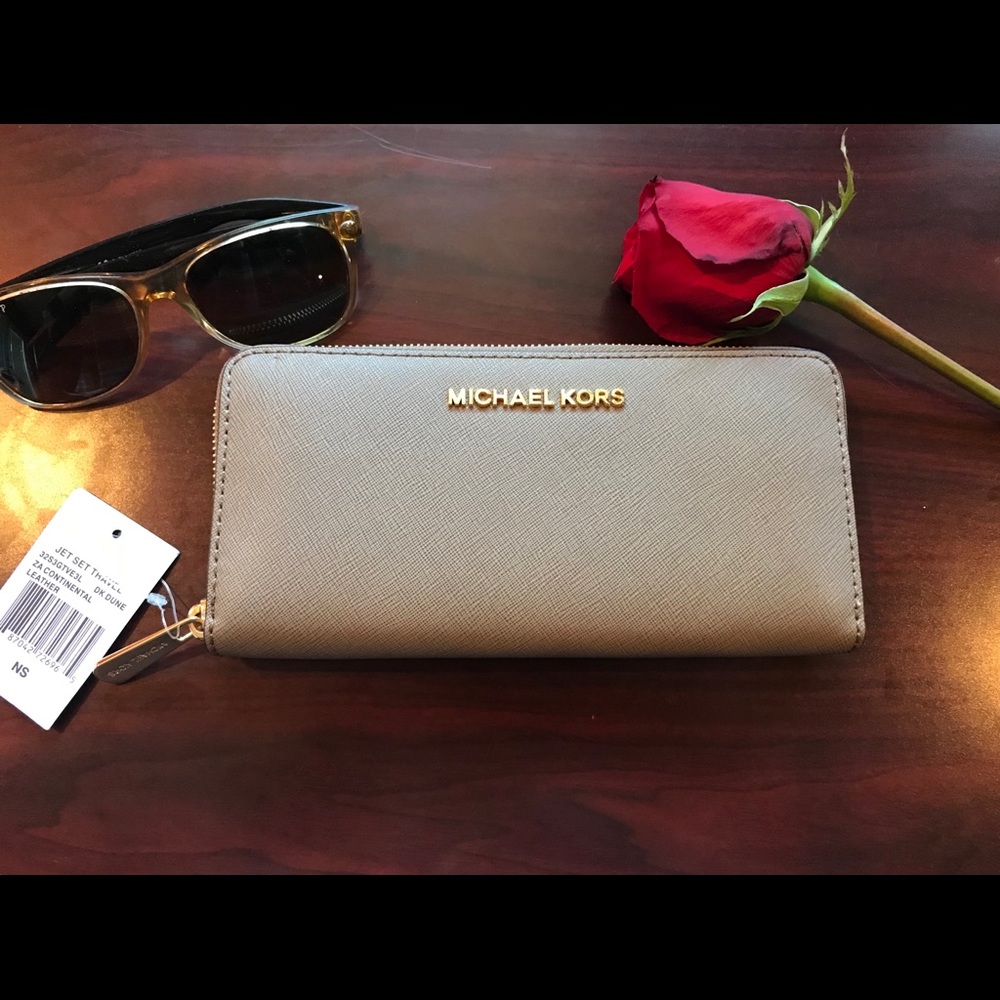 Michael Kors Jet Set Travel Leather Wallet